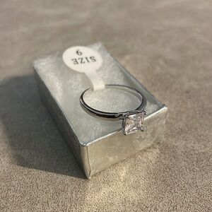 925 Sterling Silver Single Gem Ring (Size 9)